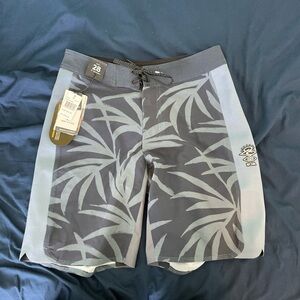 Brand New Rip Curl 3/2/One Mirage Boardshorts size 28”